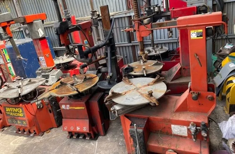 Kiểm tra đầu ra vào lốp và mâm kẹp của máy tháo vỏ xe đã qua sử dụng