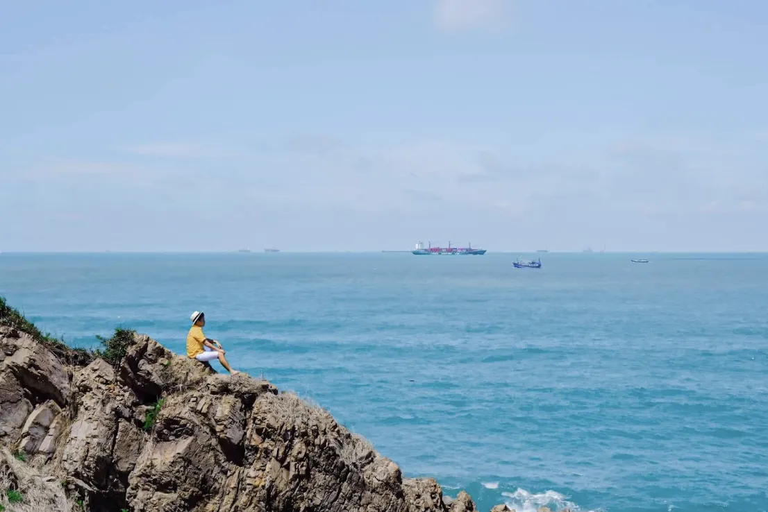 Mũi Nghinh Phong Vũng Tàu, nổi tiếng với cổng trời và phong cảnh tuyệt đẹp, là điểm đến lý tưởng cho xe máy