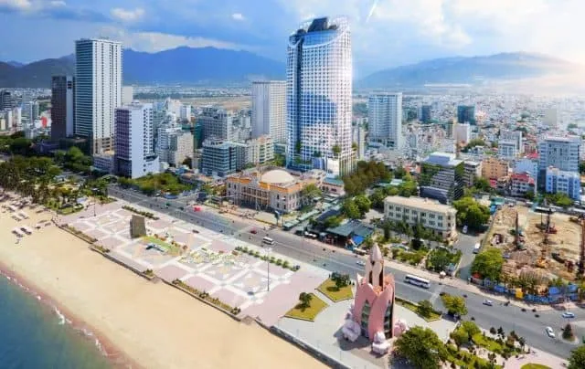Khám phá cảnh quan thành phố biển Nha Trang bằng xe máy, phương tiện thuê xe máy giá rẻ ở Nha Trang lý tưởng.