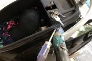 Phương pháp dò tìm thiết bị định vị dùng pin ẩn trong cốp xe máy.