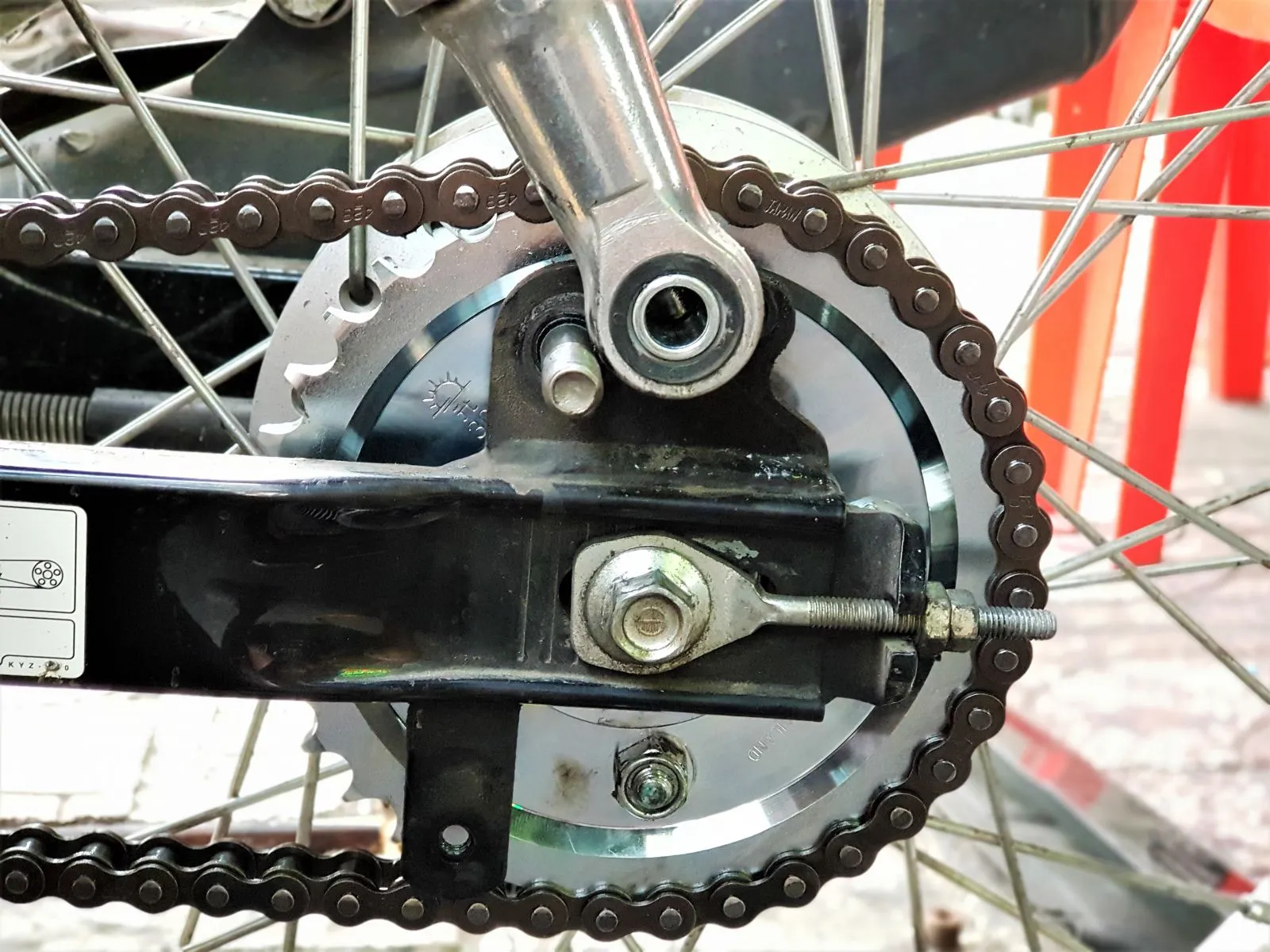 Lắp đặt dĩa Mặt Trời chính xác lên xe Wave Alpha 2019 tại cửa hàng chuyên nghiệp