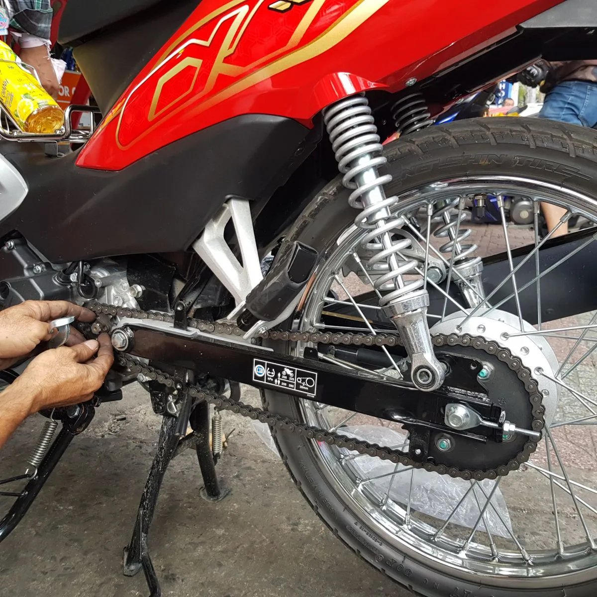 Thao tác kỹ thuật tháo rời nhông xích zin đã hết hạn sử dụng của xe Wave Alpha 2019