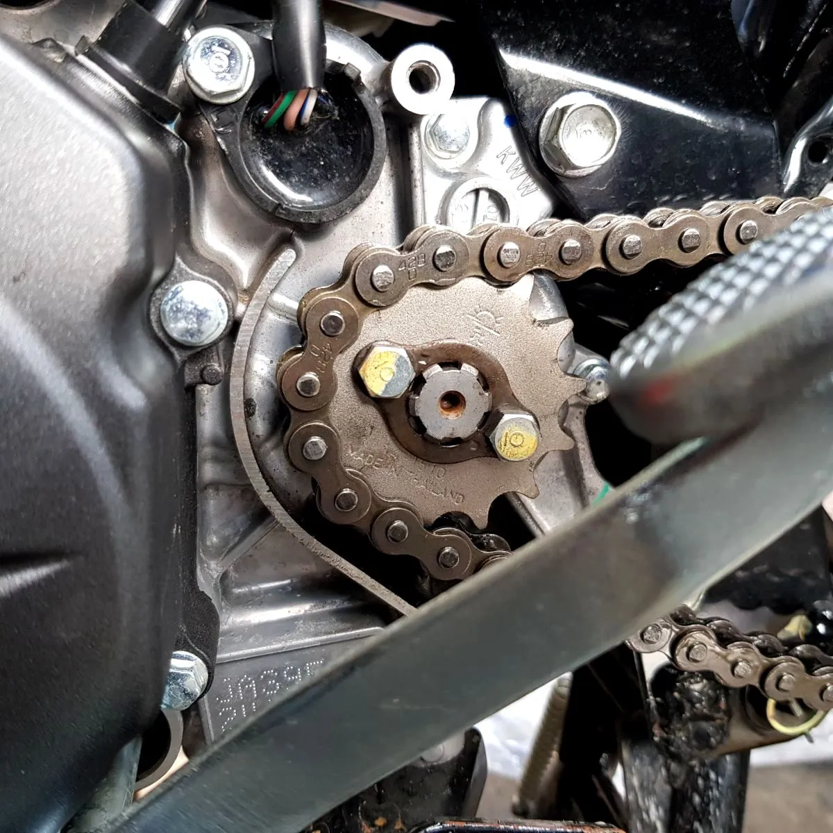 Đưa sên D.I.D chính hãng vào vị trí, chuẩn bị căn chỉnh độ căng cho xe Wave Alpha 2019