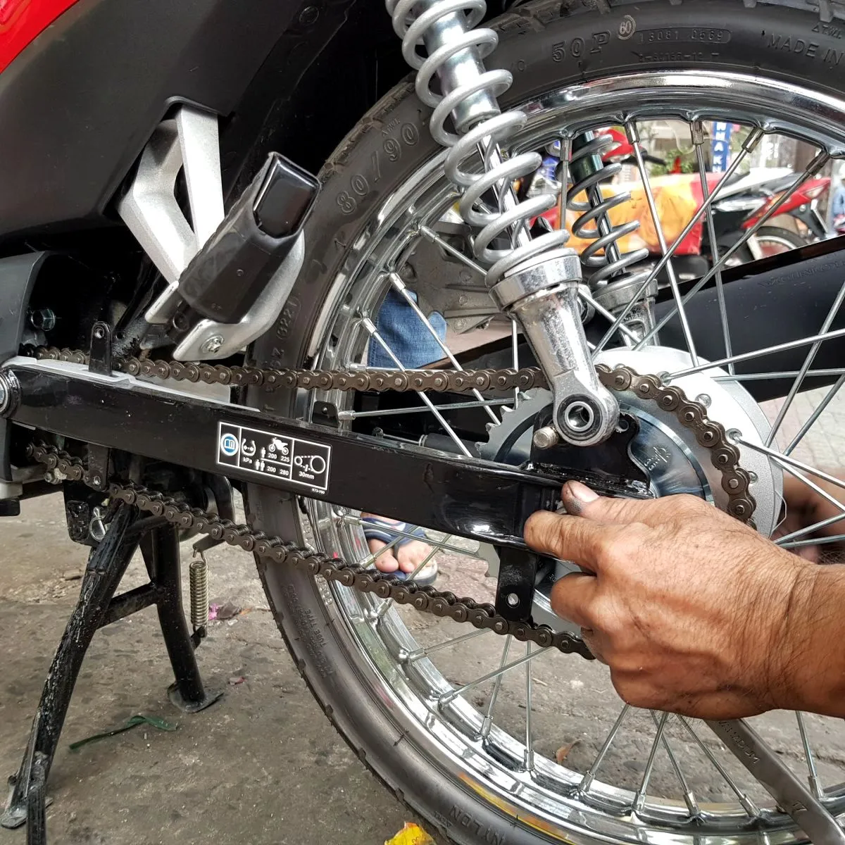 Thao tác khóa dĩa Mặt Trời 36T tiêu chuẩn vào bánh sau xe Wave Alpha 2019