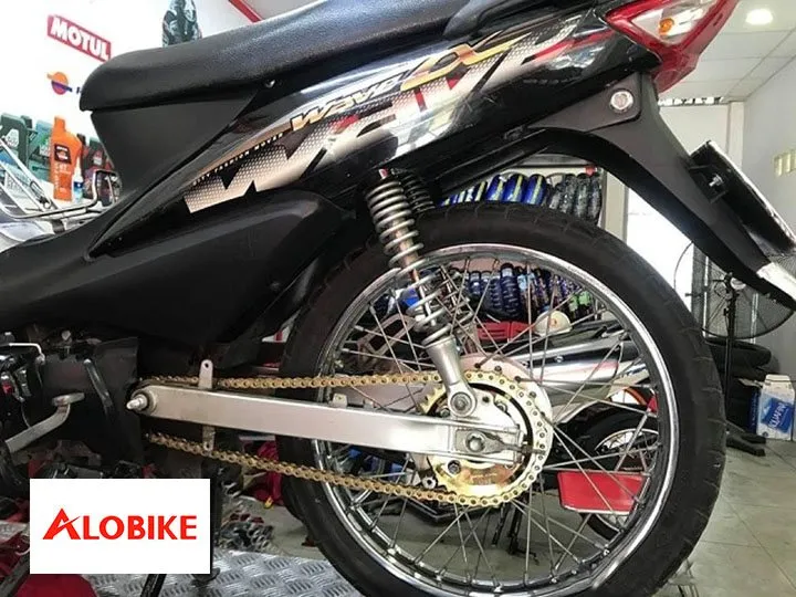 Nhông xích xe Wave Alpha sau khi lắp đặt, minh họa sự đồng bộ và độ căng chuẩn, hệ thống truyền động