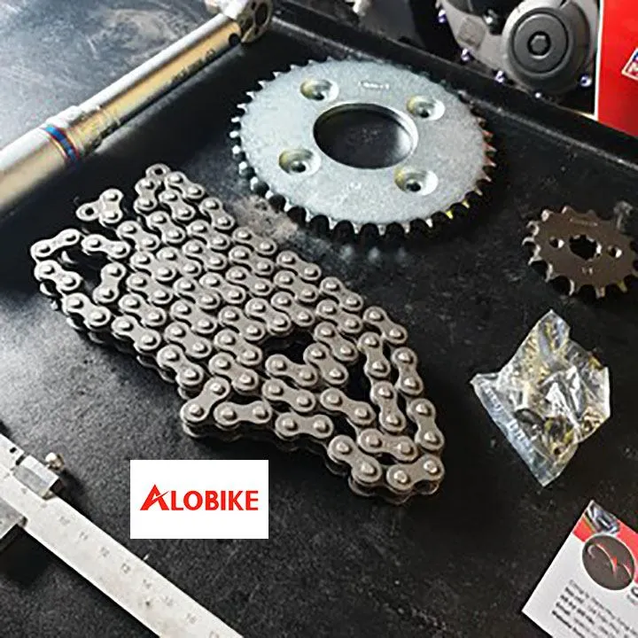 Chi tiết nhông dĩa và sợi xích xe Wave Alpha 100, minh họa sản phẩm thay thế chất lượng cao, nhông xích xe máy