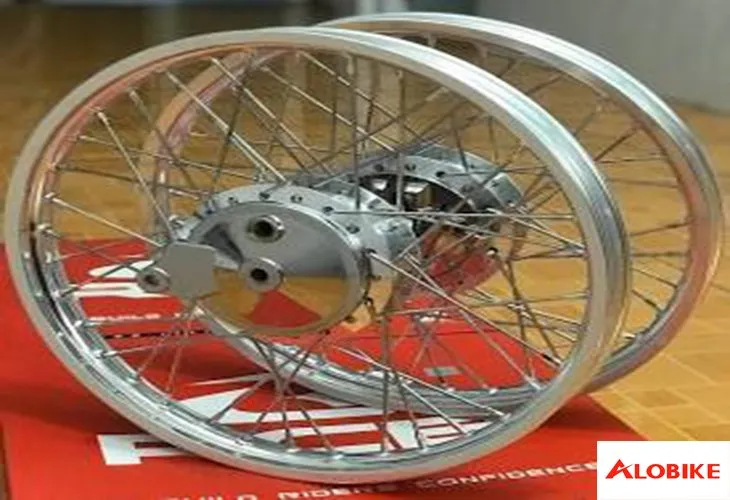 Niềng nhôm Racing Boy (RCB) màu vàng cho bánh xe Wave Alpha, giúp tăng độ bền và tính thẩm mỹ cho xe kiểng