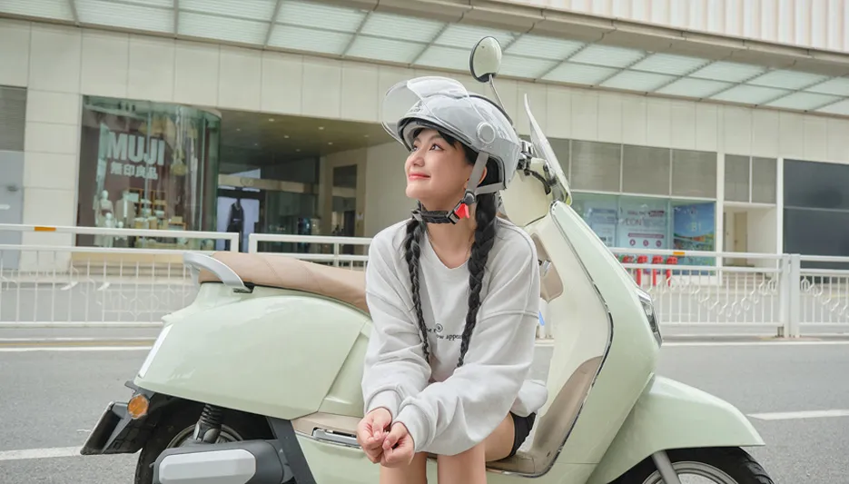 Mũ bảo hiểm Falcon Bee màu xanh dương, thể hiện sự kết hợp hoàn hảo giữa an toàn và phong cách