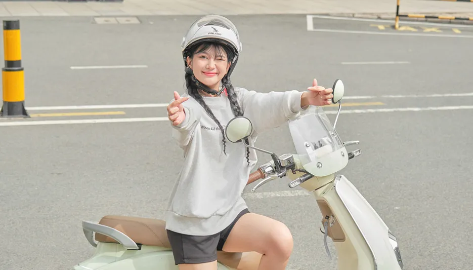 Mũ bảo hiểm Falcon Bee màu trắng với kính râm bên trong đang được hạ xuống