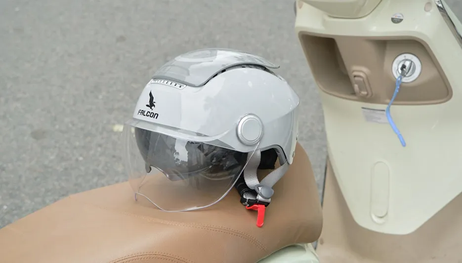 Mũ bảo hiểm Falcon Bee với các đường nét trẻ trung, phù hợp với phong cách unisex