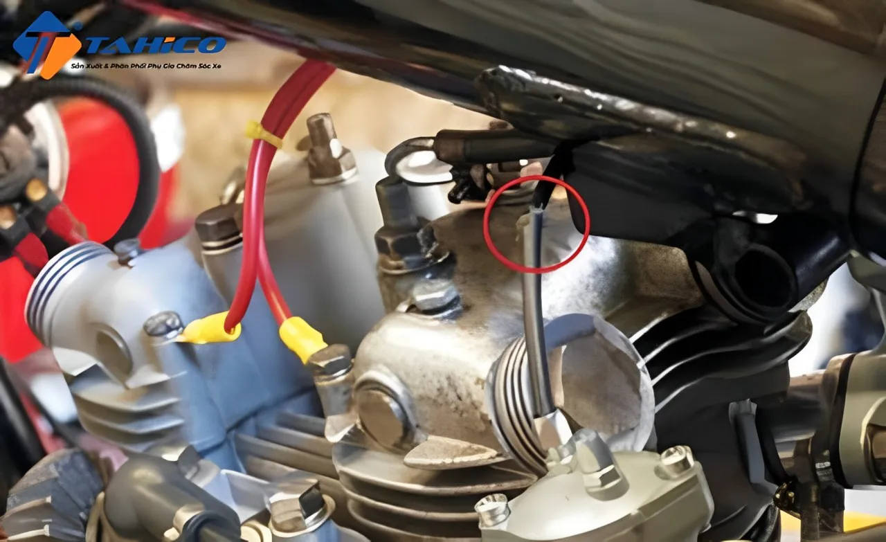 Hình ảnh ống dẫn xăng bị nứt hoặc tắc nghẽn, gây gián đoạn cấp nhiên liệu lên buồng đốt