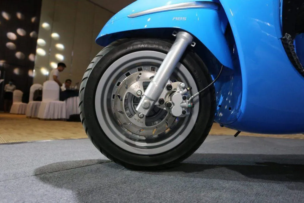 Chi tiết mặt nạ trước và logo Peugeot với đèn LED ban ngày, thể hiện thương hiệu uy tín khi cân nhắc thủ tục mua xe máy trả góp