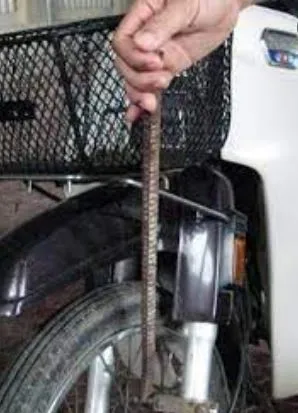 Hậu quả và rủi ro khi phá khóa càng xe máy bằng búa hoặc vật nặng