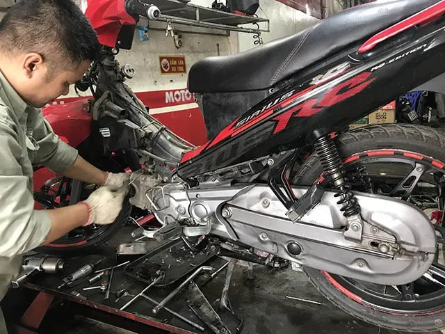 Dịch vụ thay thế và lắp đặt phụ tùng xe máy Yamaha Sirius FI tại các trung tâm bảo dưỡng
