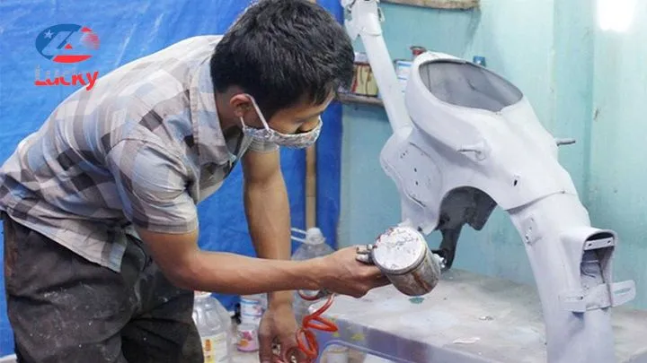 So sánh chất lượng và chi phí tự sơn xe máy tại nhà với dịch vụ chuyên nghiệp