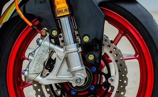 Hình ảnh cận cảnh một cặp phuộc trước Ohlins bình dầu chính hãng dành cho xe máy