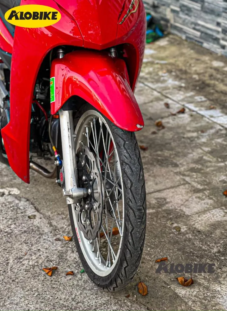 Rãnh gai sâu dạng tia chớp của Pirelli Diablo Rosso Sport, tối ưu khả năng thoát nước