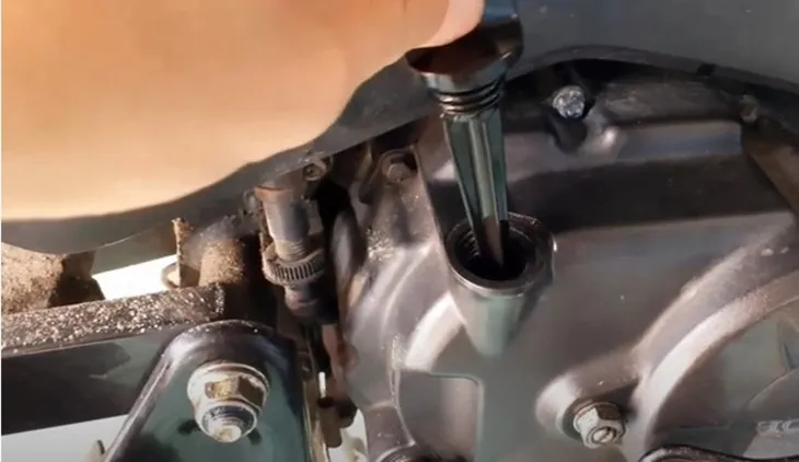 Kỹ thuật tháo que thăm dầu xe Wave Alpha để xả nhớt cũ nhanh hơn và kiểm tra mức dầu chính xác