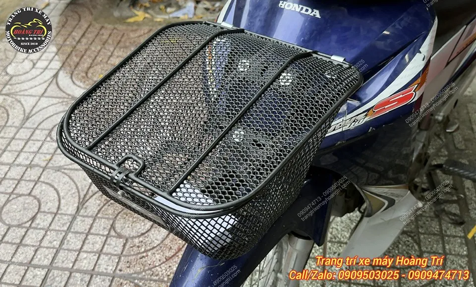 Chi tiết nắp đậy rổ trước xe Wave có nắp, đảm bảo chống rơi rớt vật dụng cá nhân khi lưu thông