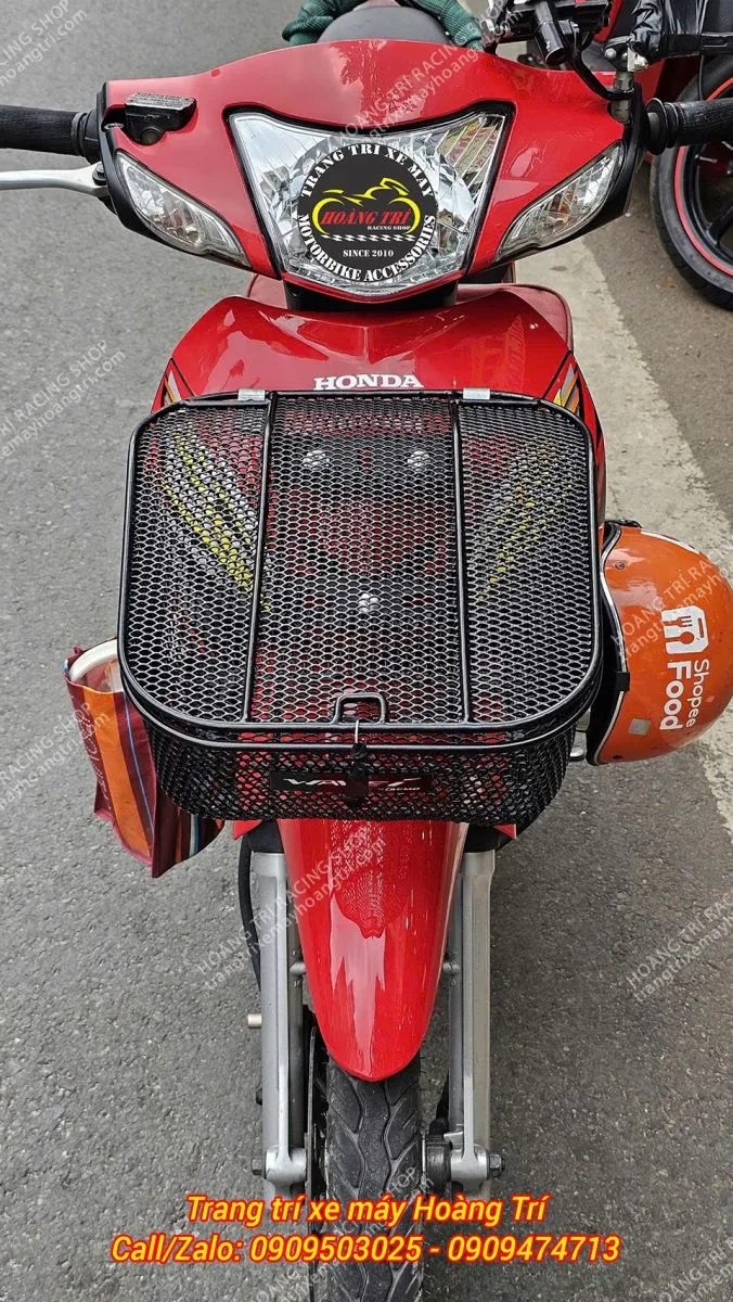 Thiết kế rổ lưới với lỗ nhỏ giúp giữ gọn các vật dụng cá nhân trong rổ xe Wave có nắp