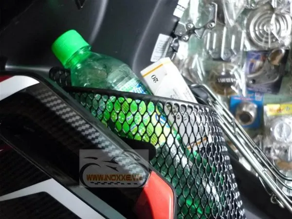 Cận cảnh rổ đựng đồ màu đen lắp đặt chắc chắn ở vị trí giữa thân xe Honda Wave RSX đời cũ