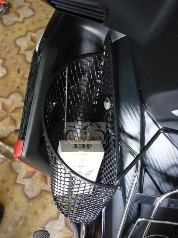 Góc nghiêng rổ xe wave rsx khi chứa các vật dụng cá nhân, thể hiện không gian lưu trữ thực tế