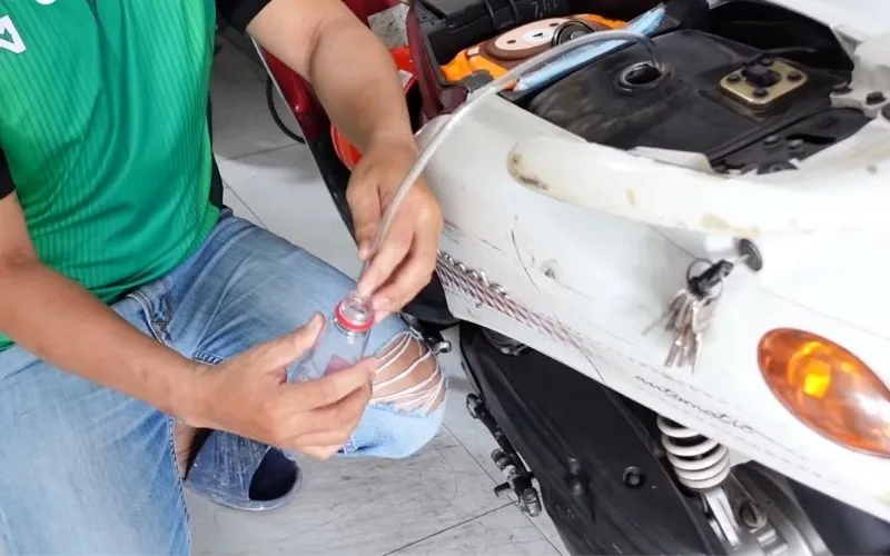 Cách lấy xăng từ xe ga bằng ống dẫn và chai nhựa