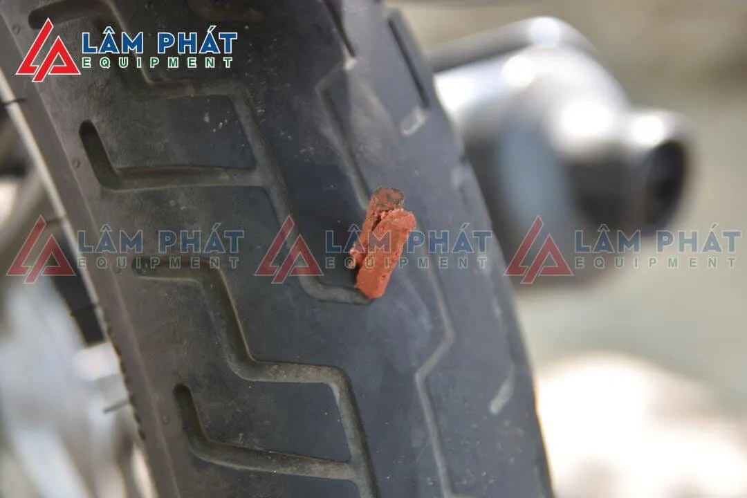 Dấu hiệu nhận biết săm xe máy bị thủng do vật sắc nhọn, cần thực hiện cách thay săm xe máy ngay lập tức