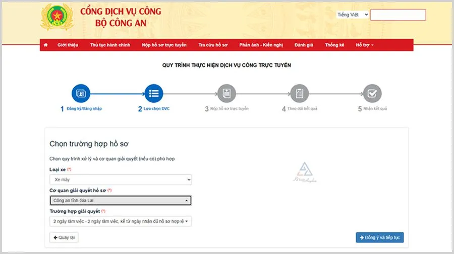 Tại bước "Lựa chọn DVC", người bán chọn loại xe ("xe máy" hoặc "ô tô") và cơ quan giải quyết hồ sơ trước khi nhấn "Đồng ý và tiếp tục"