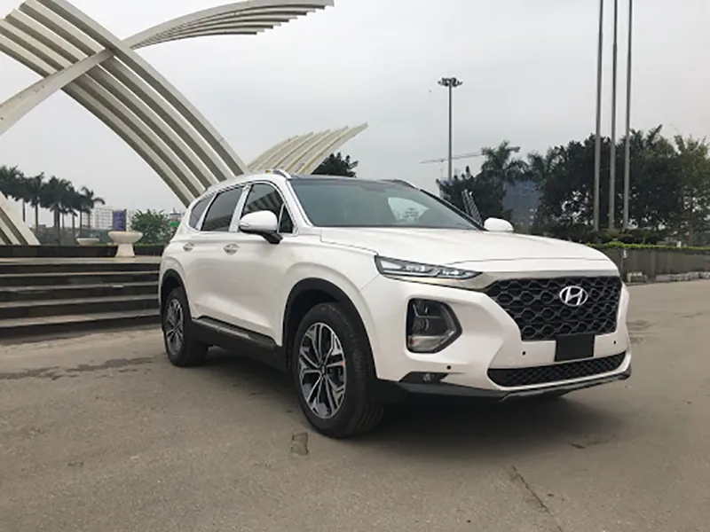 Santafe 2019 máy dầu bản cao cấp nhìn từ góc 3/4 phía trước, nổi bật lưới tản nhiệt mạ chrome