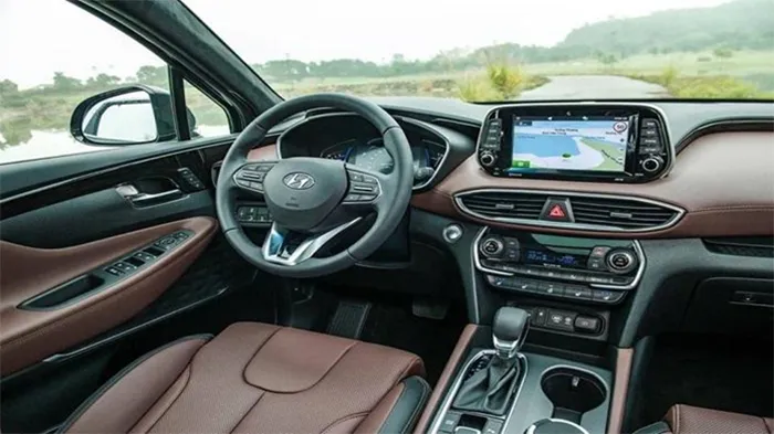 Khoang nội thất Hyundai Santafe 2019 bản máy dầu cao cấp, ghế da màu nâu và màn hình cảm ứng 8 inch