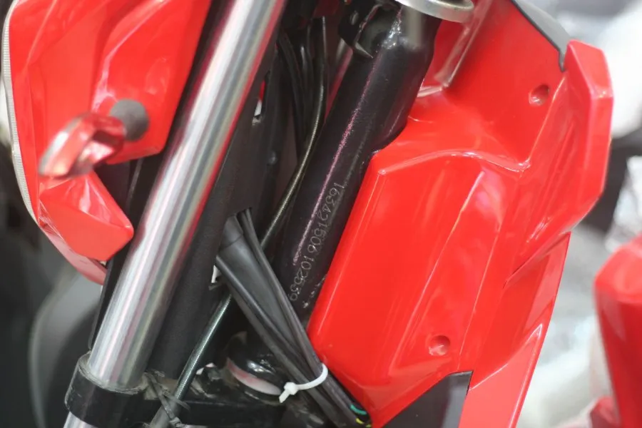 Các bước kiểm tra và đối chiếu số khung trực tiếp trên sườn xe máy không cần giấy tờ