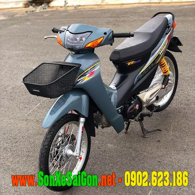 Xe Honda Wave 50cc được sơn lại màu xanh xi măng mờ, thể hiện độ bền và phong cách tối giản.