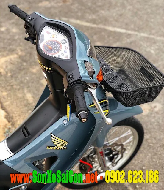 Chi tiết dàn áo và yếm xe Wave đã được sơn màu xanh xi măng, kỹ thuật pha màu chuẩn xác.