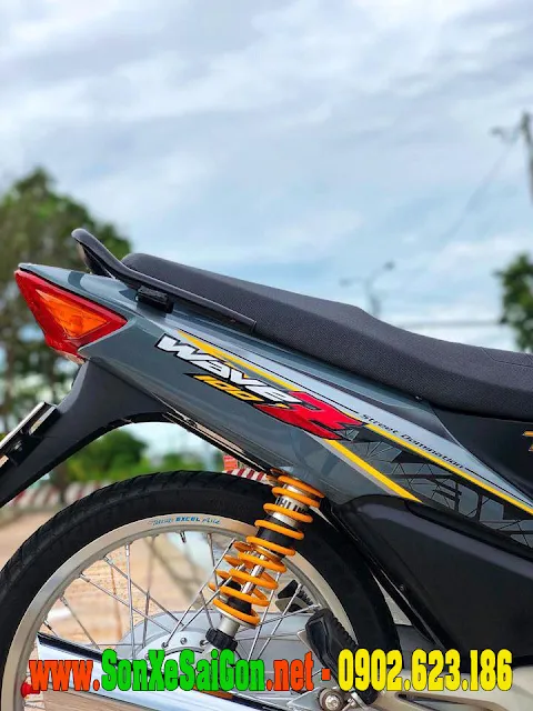 Hình ảnh tổng thể chiếc xe Wave đã sơn lại màu xanh xi măng độc đáo, tạo phong cách mới.