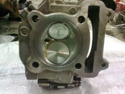 Hình ảnh minh họa việc độ súp-páp lớn kết hợp phá chảo buồng đốt, giải pháp kỹ thuật nhằm tăng tốc độ cho xe wave alpha 2007 đã qua sử dụng.