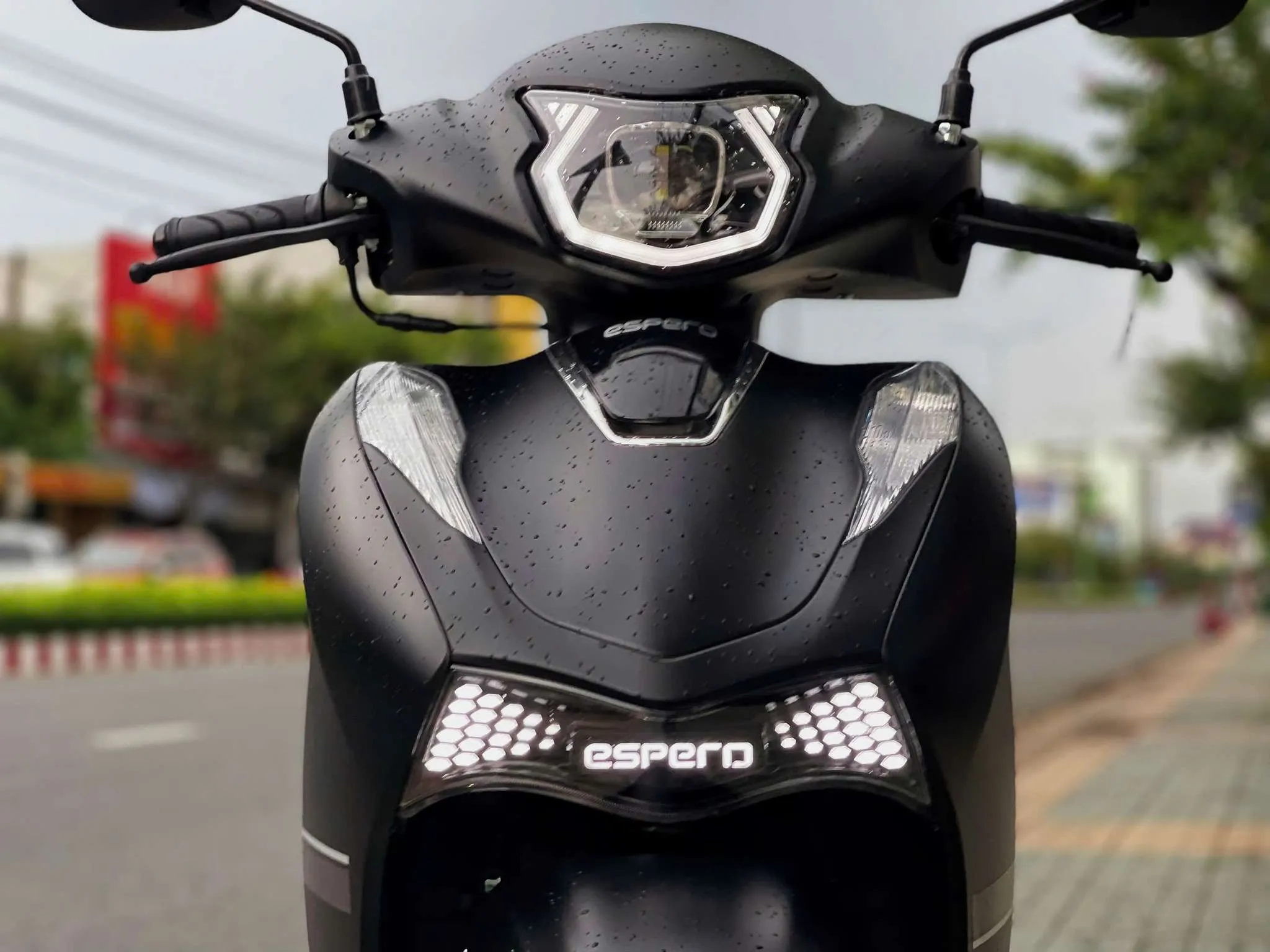 Velia 50cc màu đỏ đậu trước cửa hàng, minh họa cho việc mua xe máy 50cc giá rẻ uy tín