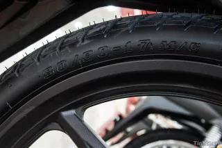 Hình ảnh chi tiết chắn bùn trước và bánh xe, làm nổi bật lốp xe và thiết kế vân lốp