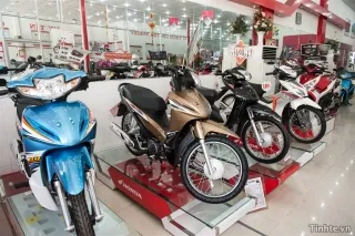 Hình ảnh cận cảnh tem xe Wave 110 RS trên yếm xe, làm nổi bật logo và tên phiên bản thể thao