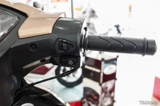 Hình ảnh chi tiết các nút điều khiển trên tay lái trái (công tắc đèn, xi nhan, còi), nhấn mạnh tính tiện dụng