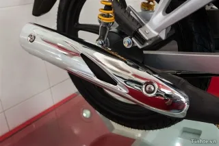 Hình ảnh tổng quan phía sau, tập trung vào thiết kế yên xe, tay nắm và đuôi xe màu đen