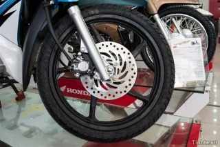 Hình ảnh cận cảnh phanh sau và gác chân, thể hiện sự chắc chắn của các bộ phận cơ khí