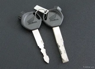 Hình ảnh chụp nghiêng phía trước của xe Wave 110, tập trung vào thiết kế đèn pha và yếm xe màu trắng