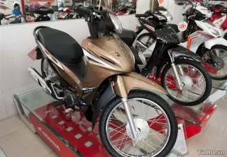 Hình ảnh cận cảnh chi tiết động cơ và khu vực để chân, thể hiện sự chắc chắn của khung gầm