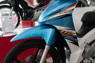 Hình ảnh chụp cận cảnh gác chân và cần đạp thắng, thể hiện thiết kế công thái học cho tư thế lái