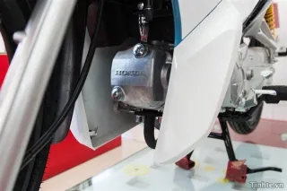 Hình ảnh chụp từ góc thấp phía sau, tập trung vào gác chân và hộp xích, đảm bảo sự sạch sẽ khi vận hành