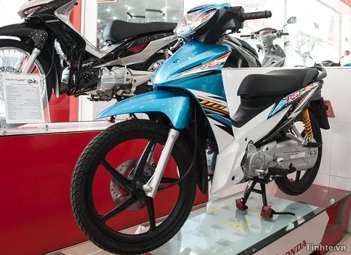 Hình ảnh tổng thể Honda Wave RS 110 màu đỏ đen, nhấn mạnh thiết kế thể thao và tem xe mới