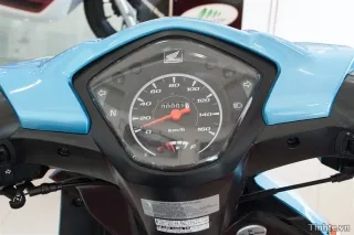 Hình ảnh cận cảnh tem xe và thân xe phía sau của Honda Wave 110 RS, chi tiết hóa các đường nét sắc sảo của phiên bản thể thao