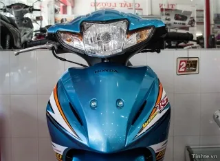 Hình ảnh chi tiết lốc máy và các đường ống dẫn của động cơ 110cc, có thể thấy rõ sự nhỏ gọn và thiết kế tản nhiệt