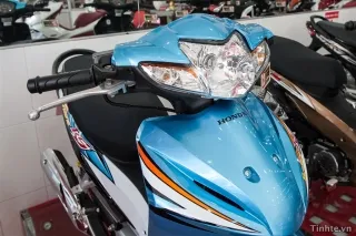 Hình ảnh chụp từ góc bên phải, làm nổi bật yên xe và tay nắm phía sau, thể hiện sự tiện dụng khi chở thêm hành lý hoặc người